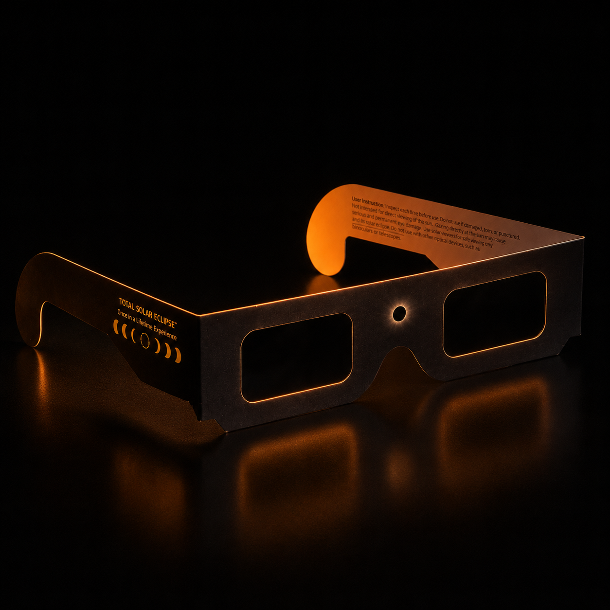 Gafas de eclipse en estudio profesional negro